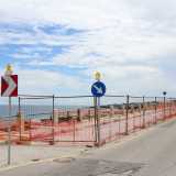 ...andando a restringere vistosamente la strada al traffico